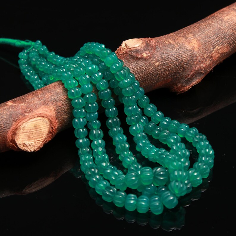 A stunning 18-inch strand of natural Green Onyx melon curved beads, ideal for designing unique and elegant jewelry pieces.
#GreenOnyx #MelonBeads #GemstoneJewelry #JewelryMaking #NaturalGemstones #BeadedJewelry #CustomJewelry #LuxuryJewelry #UniqueDesigns #ElegantJewelry