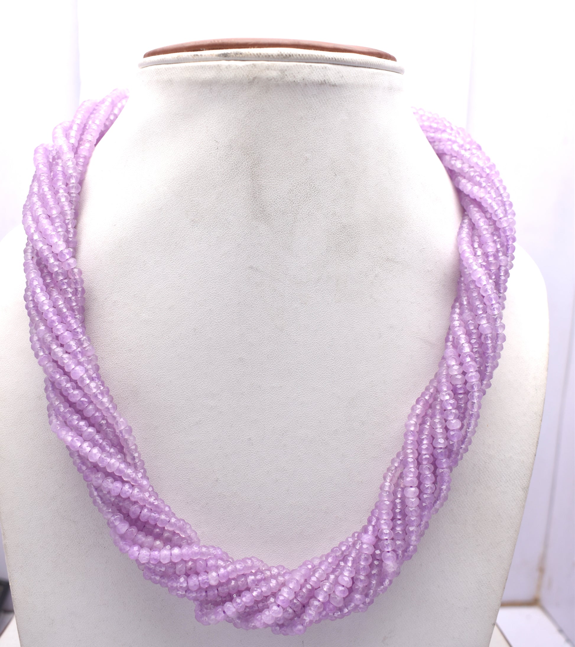An elegant 11-line bunch necklace made from faceted purple jade beads, weighing 132 grams.
#PurpleJade #JadeNecklace #GemstoneJewelry #FacetedBeads #ChicJewelry #BoldNecklace