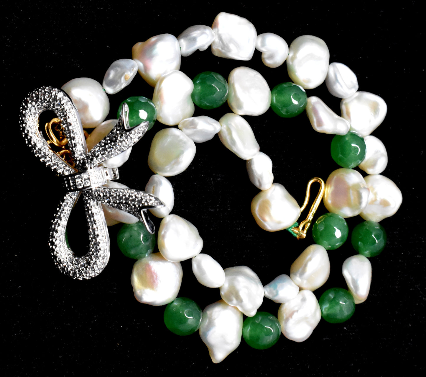 This beautiful pearl necklace features beads (6x8.5mm to 9.5x13.5mm) with a pendant and lock closure.
#PearlNecklace #PendantNecklace #GemstoneJewelry #ElegantJewelry #HealingCrystals #FashionJewelry