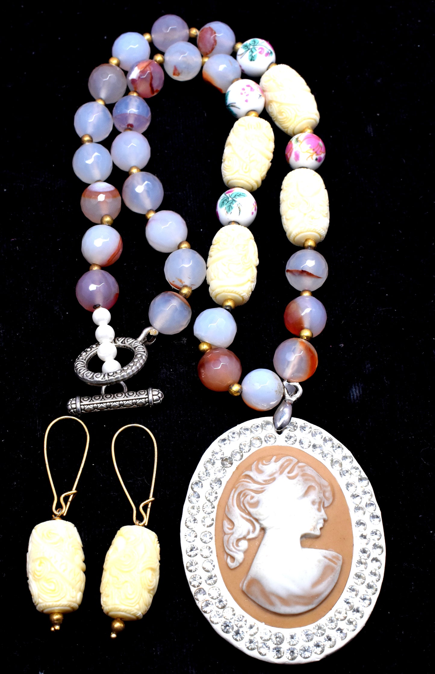 This stunning set features round faceted beads (10mm to 12x20mm) with a pendant necklace and matching earrings.
#FacetedBeadSet #PendantNecklace #EarringSet #GemstoneJewelry #ElegantJewelry #FashionJewelry