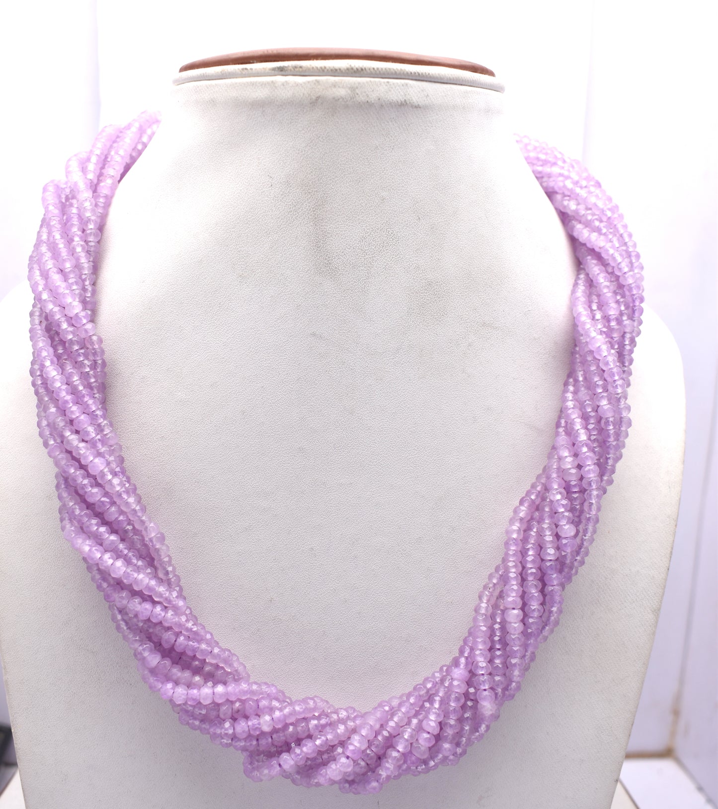 An elegant 11-line bunch necklace made from faceted purple jade beads, weighing 132 grams.
#PurpleJade #JadeNecklace #GemstoneJewelry #FacetedBeads #ChicJewelry #BoldNecklace






