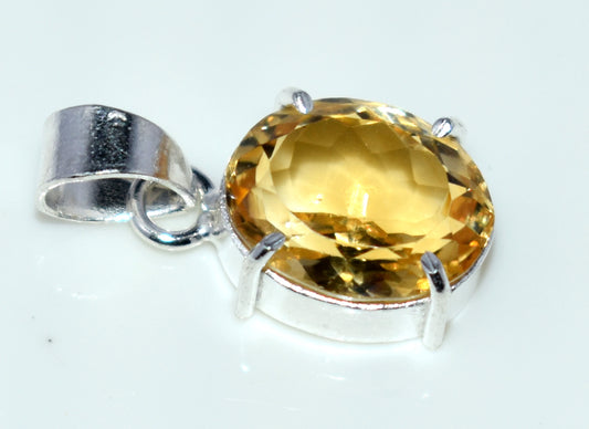 This 2.60-gram Citrine Oval Faceted Cut Pendant shines with vibrant golden hues #CitrinePendant #OvalFaceted #GemstoneJewelry #CitrineJewelry #HealingCrystals #PositiveEnergy #Abundance #YellowCitrine #CrystalPendant






