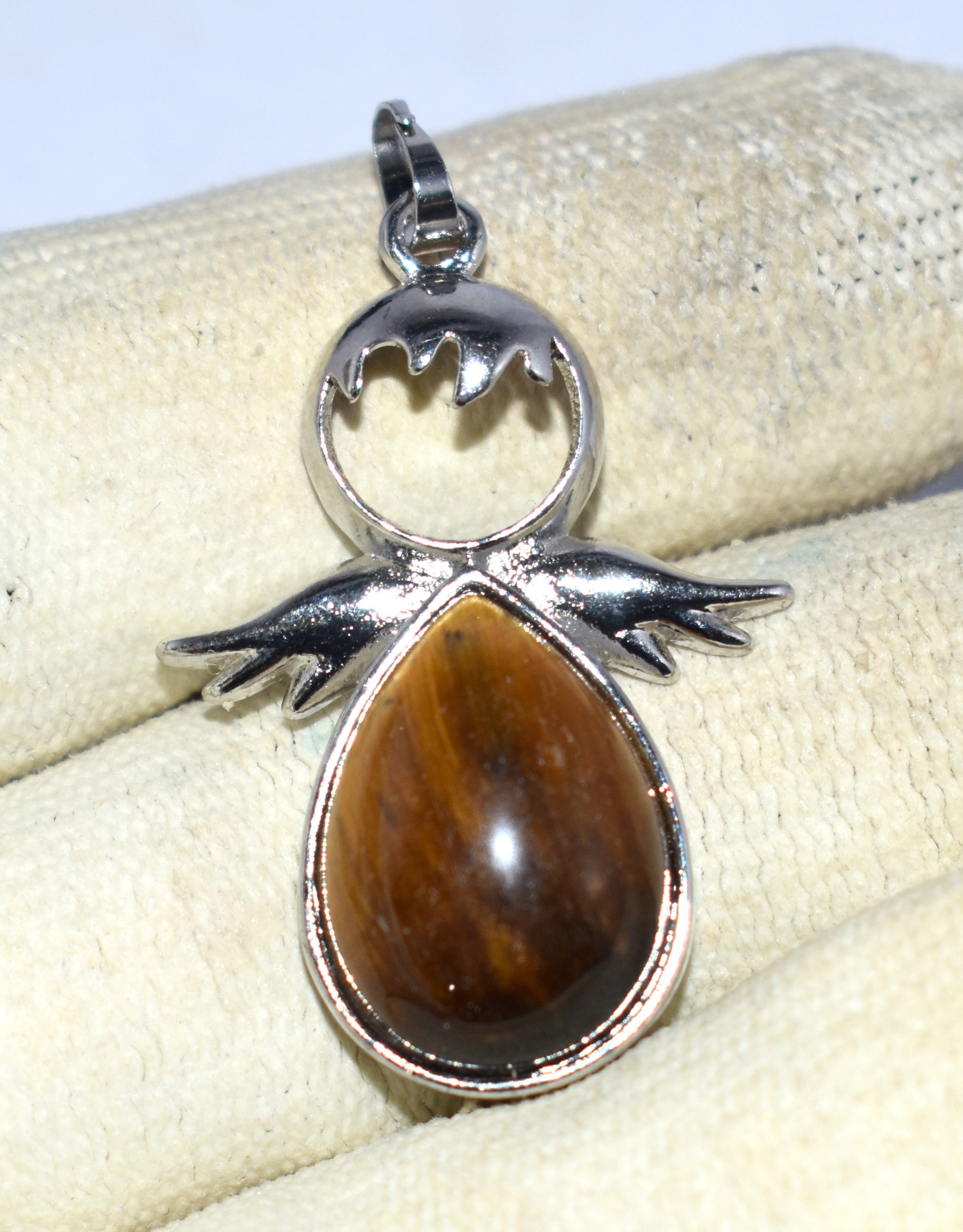 This Tiger Eye Pendant weighs 5.45 grams, known for its protective and grounding properties.
#TigerEyePendant #GemstoneJewelry #HealingCrystals #ProtectionStone #GroundingEnergy #CrystalPendant
