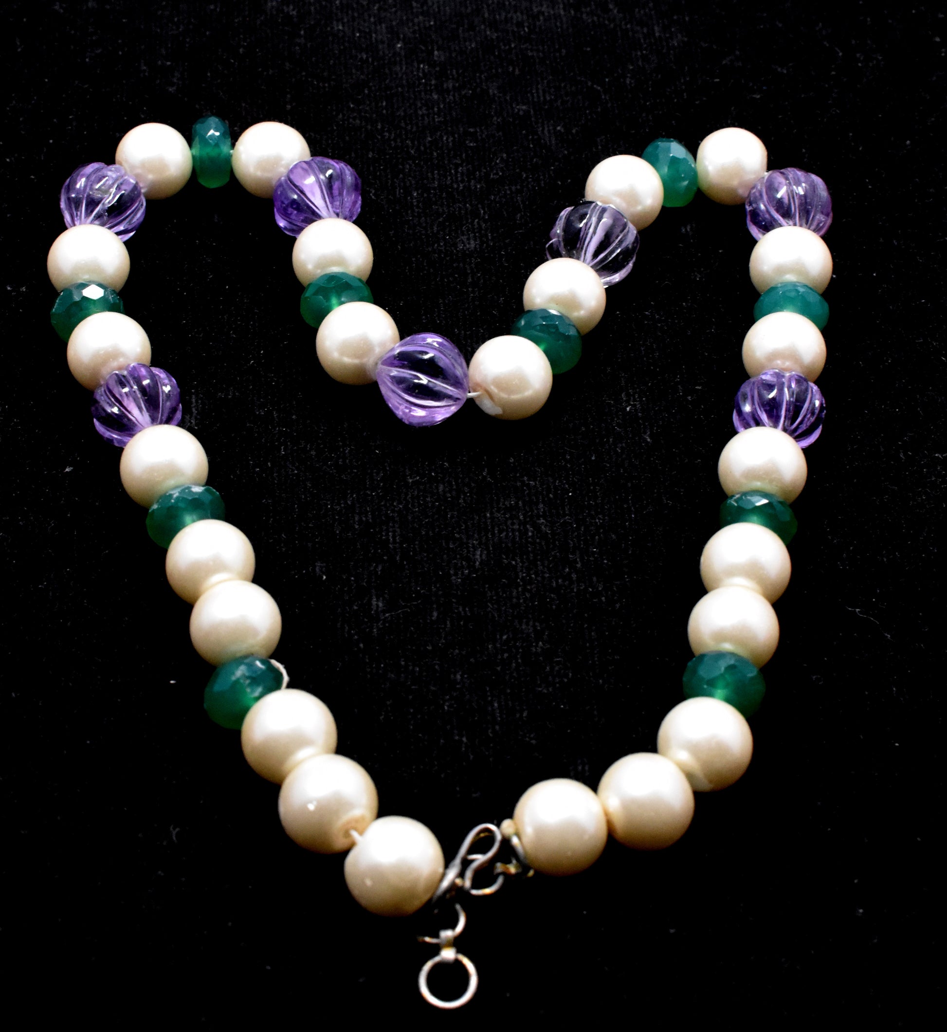 This elegant necklace features Amethyst Melon, Pearl, and Onyx beads (9mm to 11.5mm) with a lock closure. #AmethystNecklace #PearlOnyxMix #GemstoneJewelry #ElegantJewelry #HealingCrystals #FashionJewelry






