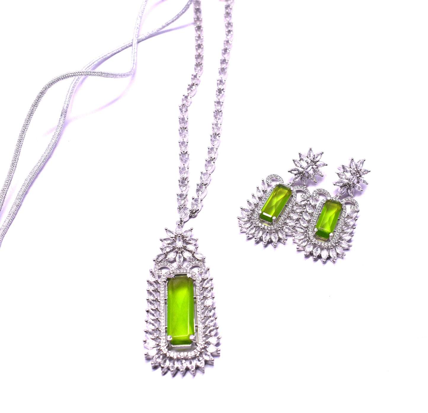 This stylish metal necklace set comes with matching earrings for a chic, polished look.
#MetalNecklace #JewelrySet #NecklaceAndEarrings #FashionJewelry #ChicStyle #ElegantJewelry

