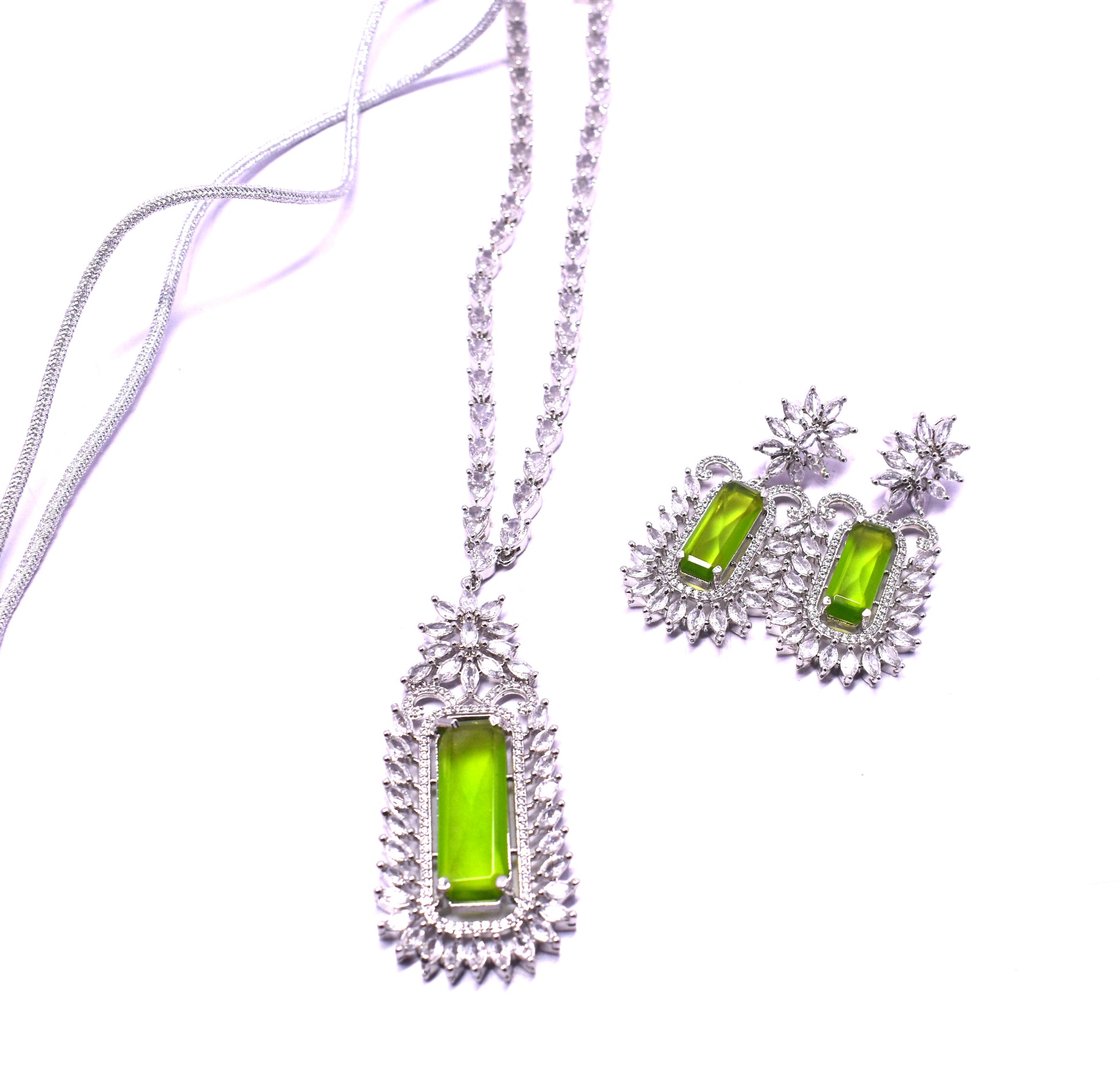 This stylish metal necklace set comes with matching earrings for a chic, polished look.
#MetalNecklace #JewelrySet #NecklaceAndEarrings #FashionJewelry #ChicStyle #ElegantJewelry
