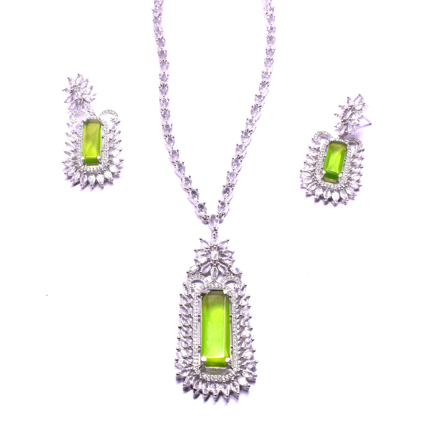 This stylish metal necklace set comes with matching earrings for a chic, polished look.
#MetalNecklace #JewelrySet #NecklaceAndEarrings #FashionJewelry #ChicStyle #ElegantJewelry






