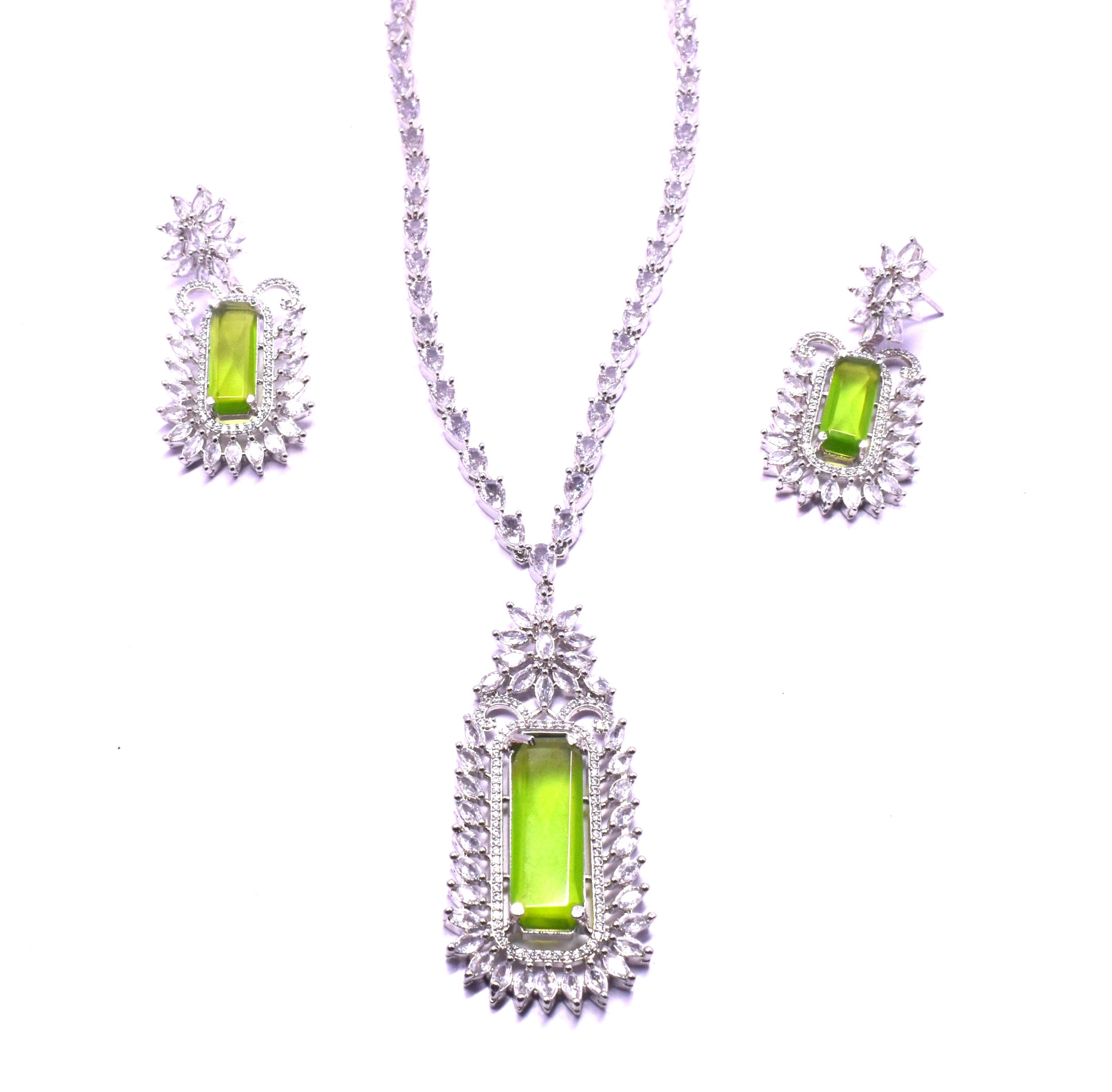 This stylish metal necklace set comes with matching earrings for a chic, polished look.
#MetalNecklace #JewelrySet #NecklaceAndEarrings #FashionJewelry #ChicStyle #ElegantJewelry






